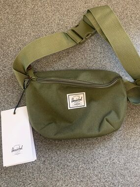New With Tags HERSCHEL SUPPLY CO. FOURTEEN HIPSACK Cross body Belt Bag
Ivy Green
